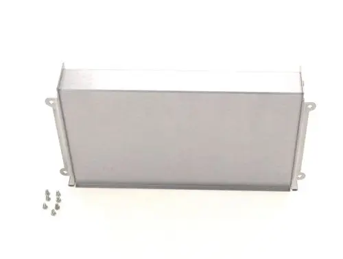 BOSCH Abgassammler aus Metall, rechteckig mit einer glatten Oberfläche und mehreren Montageschrauben auf dem Tisch.